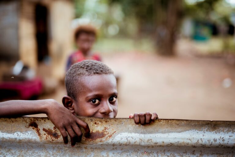 Andere ernährungsbedingte Anämien boy holding corrugated sheet